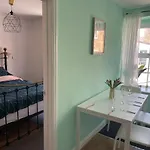 2-bed Flat In Summerbridge Pet Friendly דירה