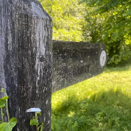 Lovely 2-bed Flat In Summerbridge *